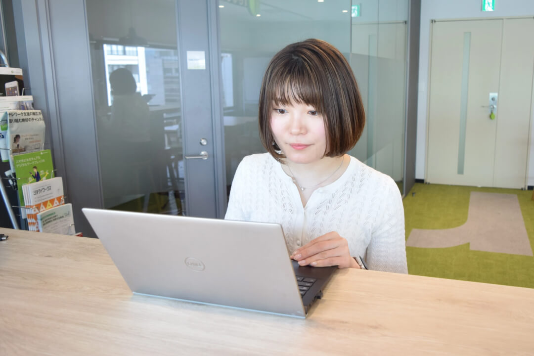 【社員インタビュー】マーケティング未経験の私も、レコモットだから安心して飛び込めた。人をいちばんに大切にしてくれるレコモットだからこそ感じる居心地の良さと働きやすさ。~part1~